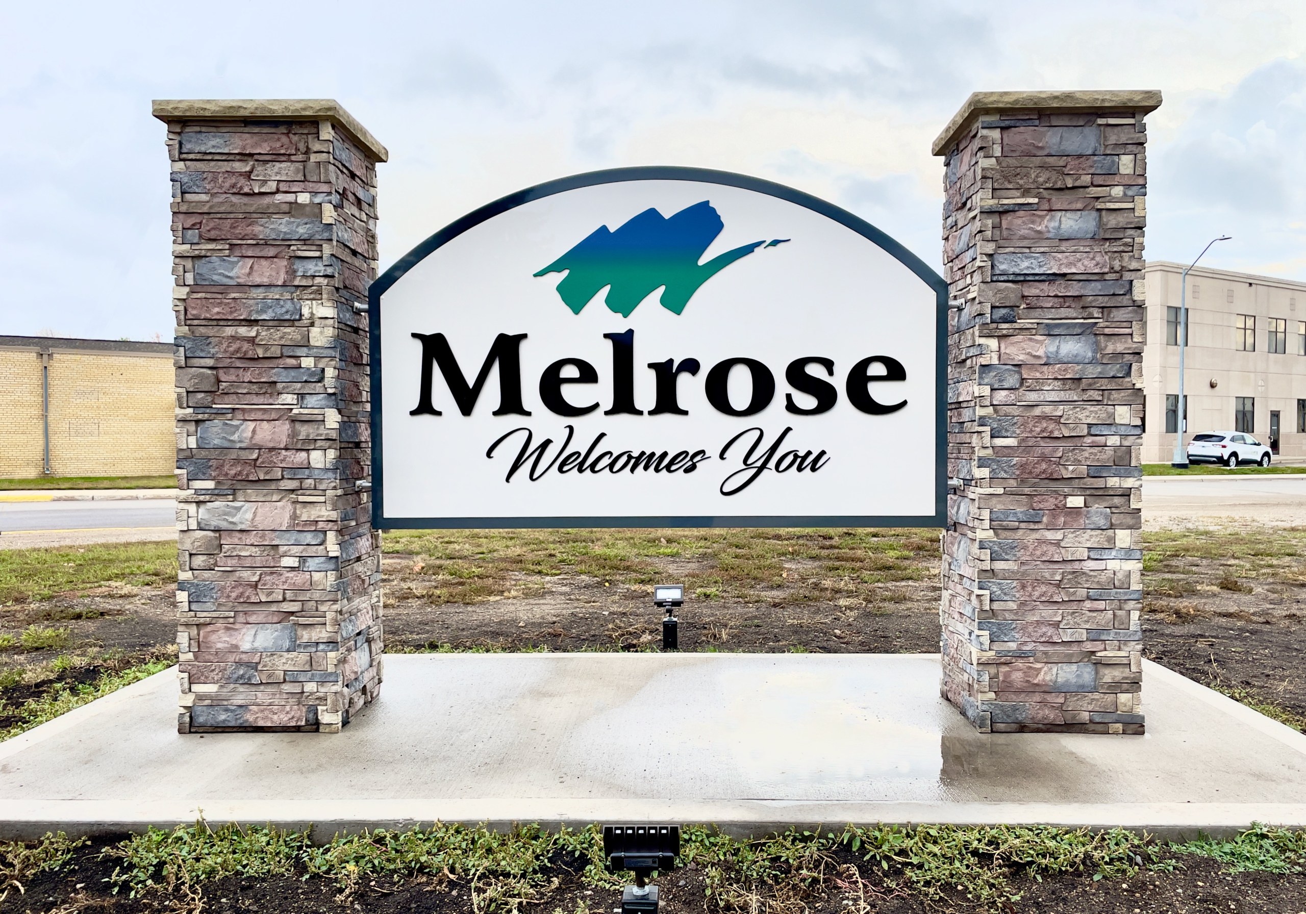Welcomes to Melrose sign front of Melrose welcome sign